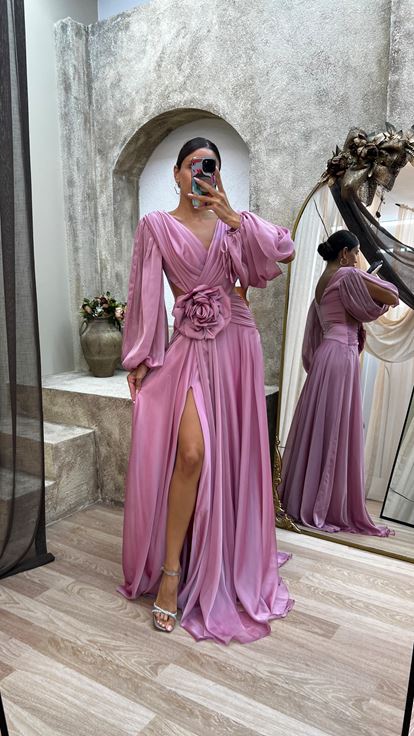 Vestido de noche de gasa rosa con cintura y detalle en la espalda de rosa polvoriento