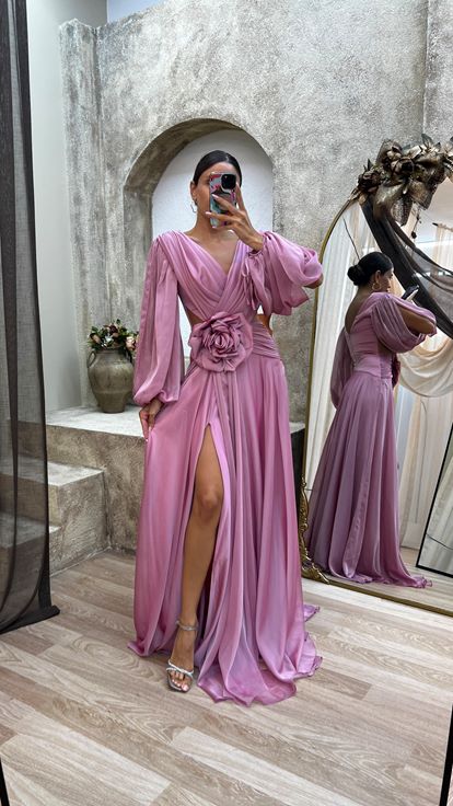 Vestido de noche de gasa rosa con cintura y detalle en la espalda de rosa polvoriento