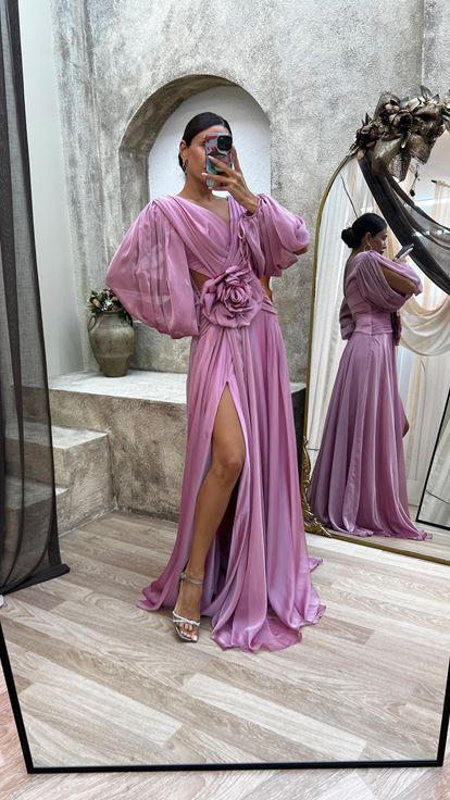 Vestido de noche de gasa rosa con cintura y detalle en la espalda de rosa polvoriento