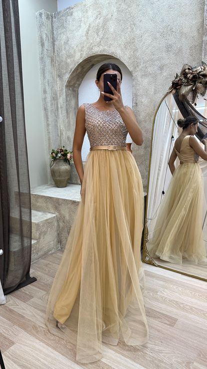 Robe de soirée en tulle beige avec buste et ceinture brodés