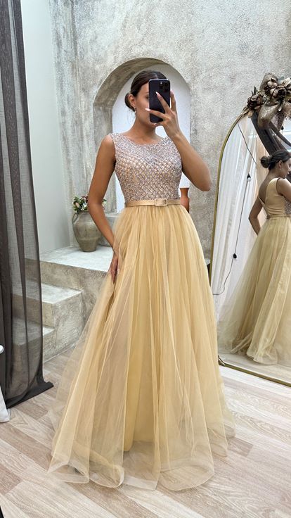 Robe de soirée en tulle beige avec buste et ceinture brodés