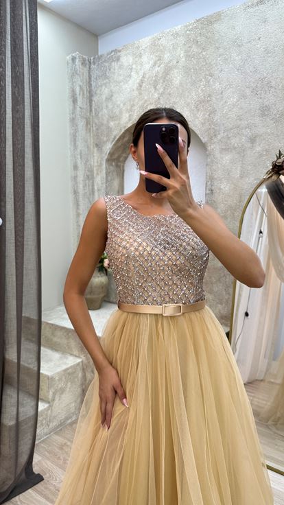 Robe de soirée en tulle beige avec buste et ceinture brodés