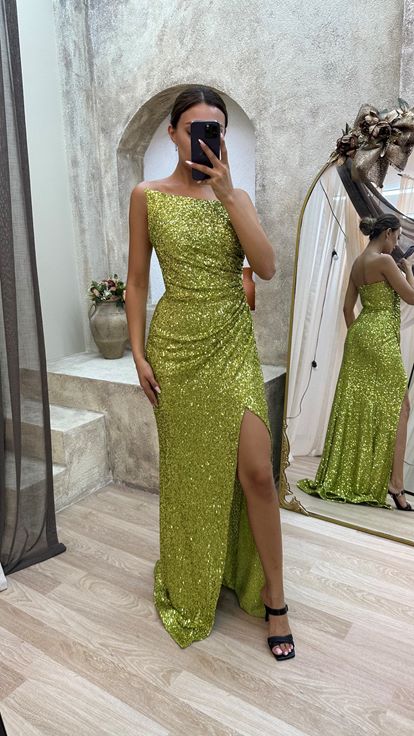 Vestido de noche amarillo de lentejuelas con detalle palabra de honor