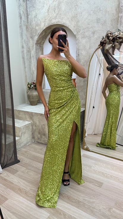 Vestido de noche amarillo de lentejuelas con detalle palabra de honor