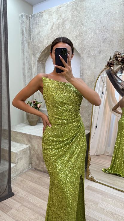 Vestido de noche amarillo de lentejuelas con detalle palabra de honor