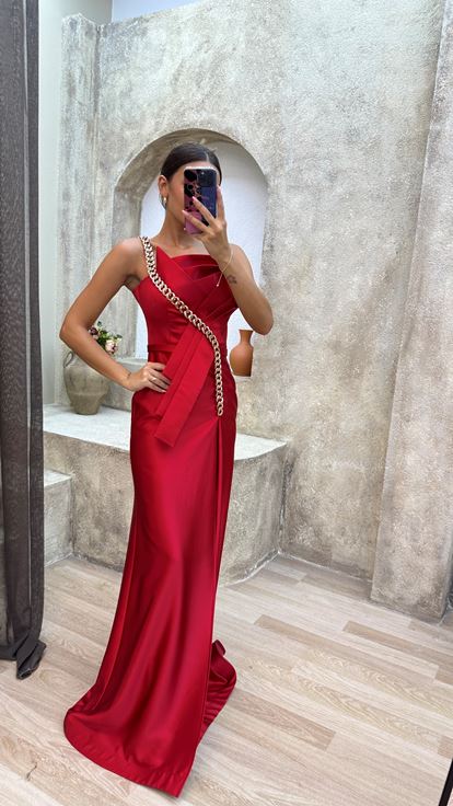 Abito da sera rosso senza spalline in raso con dettaglio a catena 