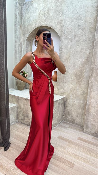 Abito da sera rosso senza spalline in raso con dettaglio a catena 