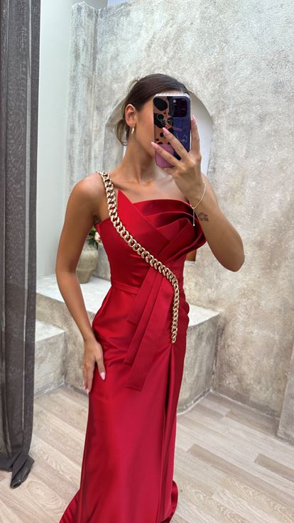 Abito da sera rosso senza spalline in raso con dettaglio a catena 