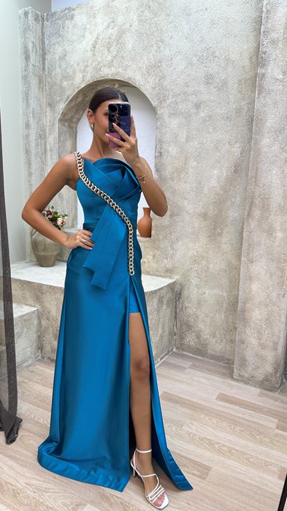 Robe de soirée satinée à chaîne turquoise sans bretelles
