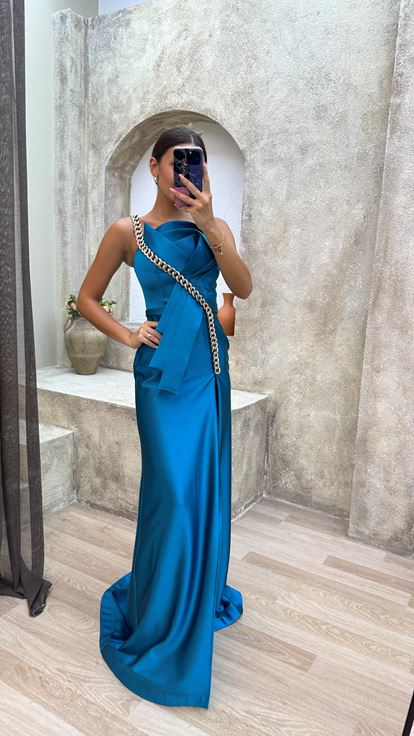 Robe de soirée satinée à chaîne turquoise sans bretelles