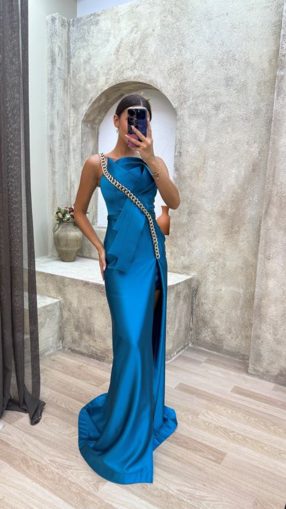 Robe de soirée satinée à chaîne turquoise sans bretelles
