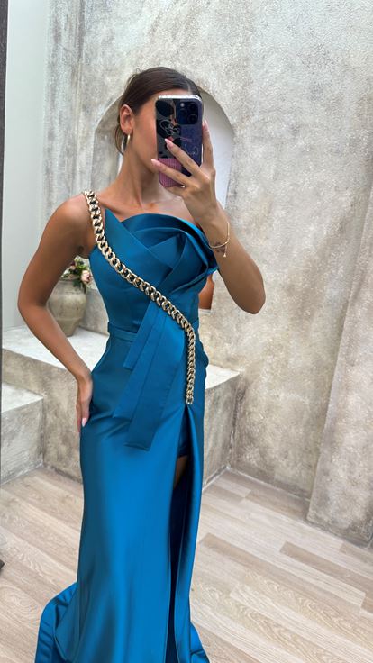 Robe de soirée satinée à chaîne turquoise sans bretelles