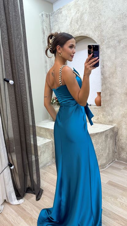Robe de soirée satinée à chaîne turquoise sans bretelles