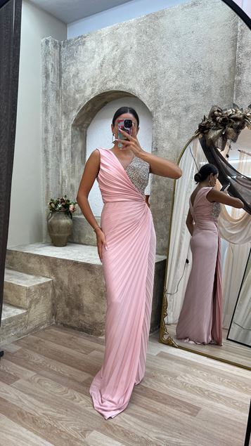 Vestido de noche plisado de satén con detalle de piedra rosa en el pecho