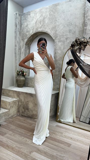 Robe de soirée en satin plissé avec détail en pierre de poitrine blanche