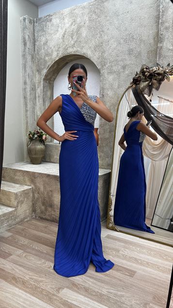 Saks Abendkleid aus plissiertem Satin mit Strassbesatz am Dekolleté