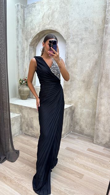 Schwarzes Abendkleid aus plissiertem Satin mit Steindetail auf der Brust