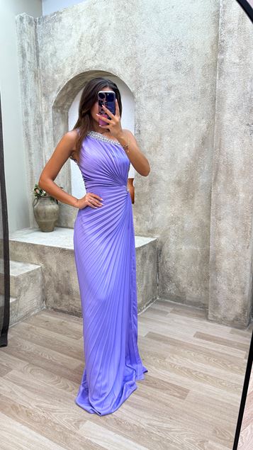 Vestido de noche de satén bordado con piedra plisada de un hombro lila