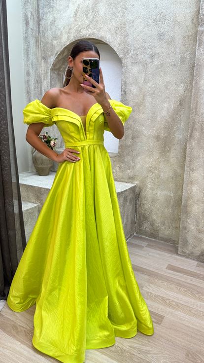 Détail manche jaune Draped Robe de soirée