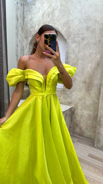 Détail manche jaune Draped Robe de soirée