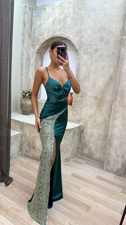 Abito da sera in raso ricamato con croce posteriore color smeraldo