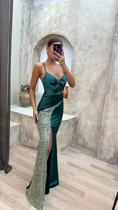 Abito da sera in raso ricamato con croce posteriore color smeraldo