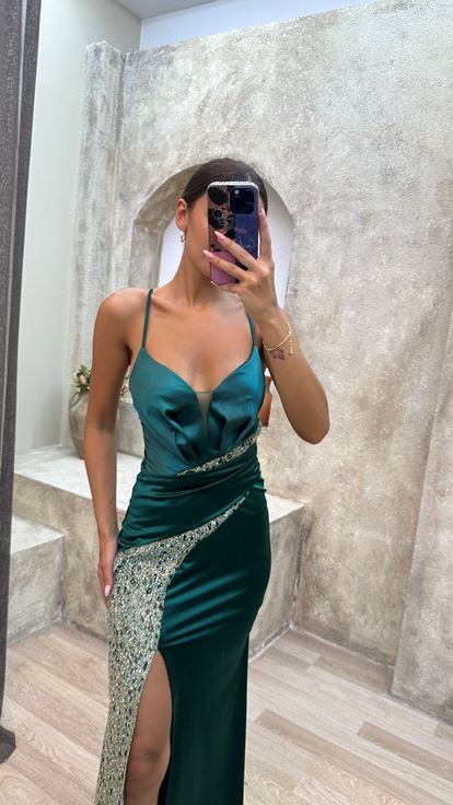 Abito da sera in raso ricamato con croce posteriore color smeraldo