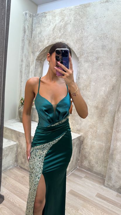 Abito da sera in raso ricamato con croce posteriore color smeraldo