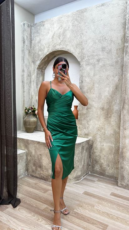 Vestido midi fruncido en cruz con espalda esmeralda