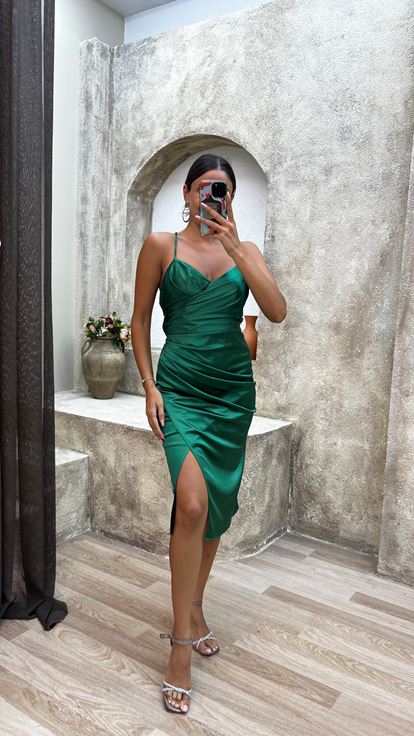 Vestido midi fruncido en cruz con espalda esmeralda