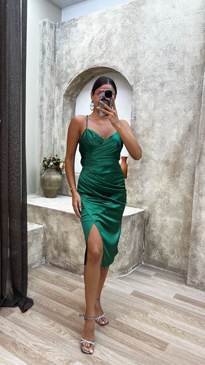 Vestido midi fruncido en cruz con espalda esmeralda