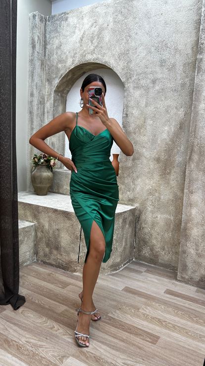 Vestido midi fruncido en cruz con espalda esmeralda