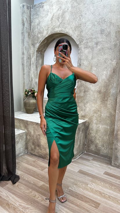 Vestido midi fruncido en cruz con espalda esmeralda