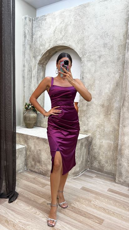 فستان متوسط ​​الطول بتصميم مزين بالبرقوق