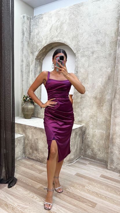 فستان متوسط ​​الطول بتصميم مزين بالبرقوق