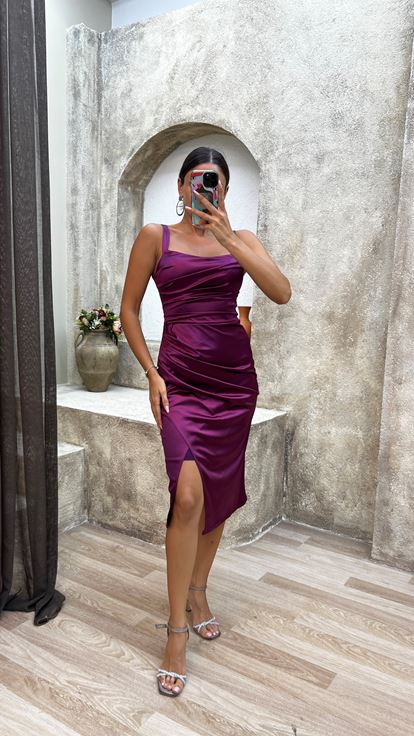 فستان متوسط ​​الطول بتصميم مزين بالبرقوق