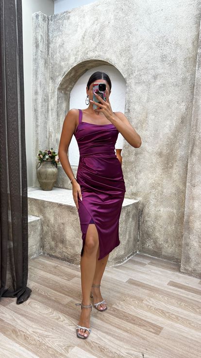 فستان متوسط ​​الطول بتصميم مزين بالبرقوق