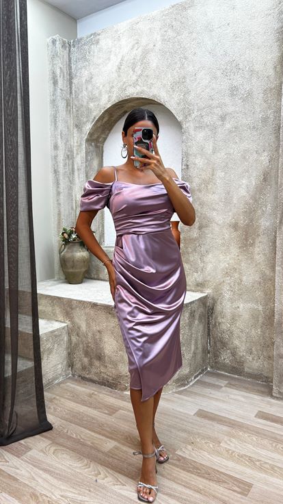 Vestido midi de satén con detalle de manga con tirantes de cuerda lila