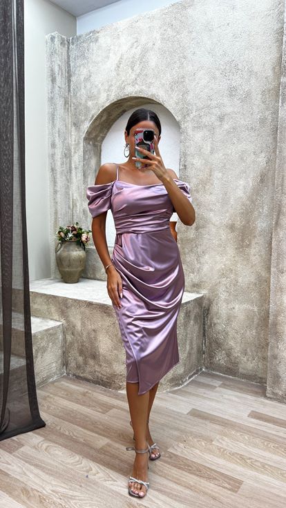 Vestido midi de satén con detalle de manga con tirantes de cuerda lila