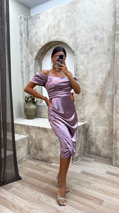 Vestido midi de satén con detalle de manga con tirantes de cuerda lila