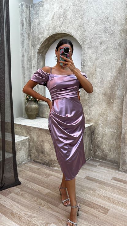 Vestido midi de satén con detalle de manga con tirantes de cuerda lila