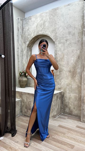 Robe de soirée en satin à cordon indigo avec bretelles