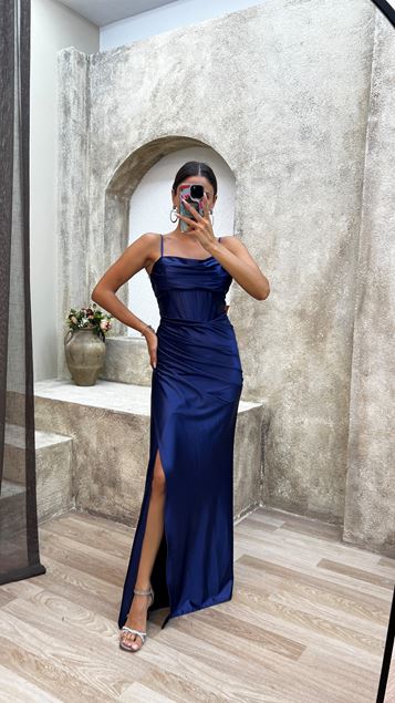 Robe de soirée en satin froncée à bretelles en corde bleu marine