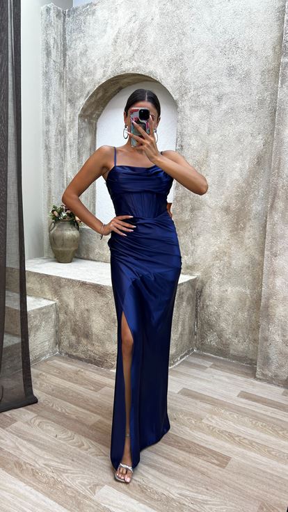 Vestido de noche azul marino de satén fruncido con tirantes