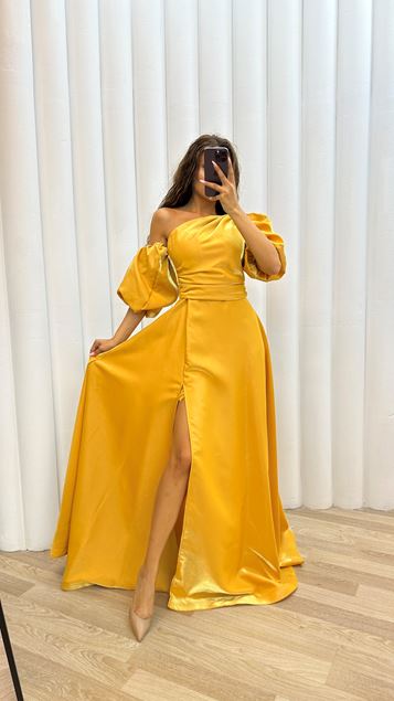 Abito da sera giallo con maniche a palloncino