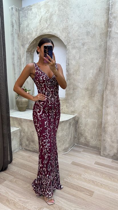 فستان سهرة مطرز خاص بياقة على شكل حرف V باللون العنابي