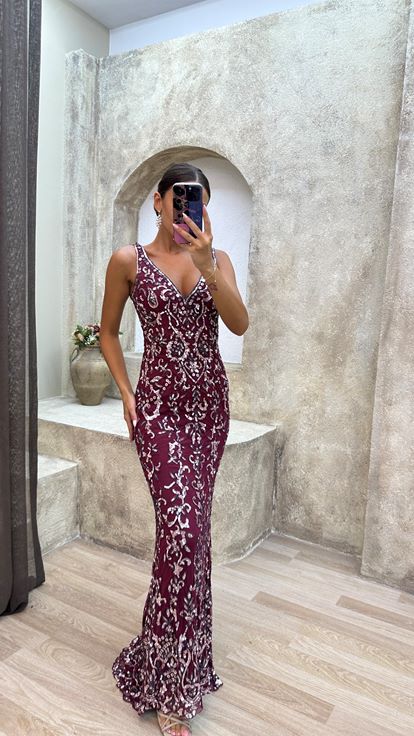 فستان سهرة مطرز خاص بياقة على شكل حرف V باللون العنابي