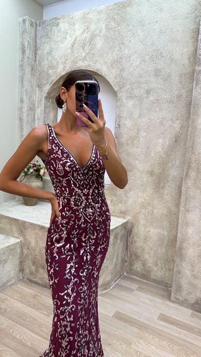 فستان سهرة مطرز خاص بياقة على شكل حرف V باللون العنابي