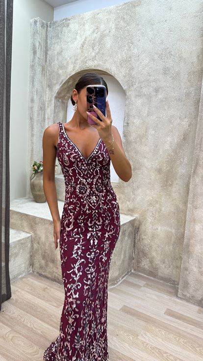 فستان سهرة مطرز خاص بياقة على شكل حرف V باللون العنابي