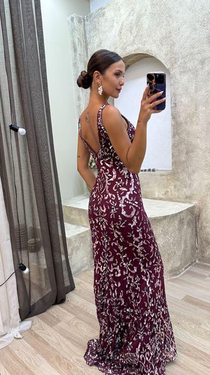 فستان سهرة مطرز خاص بياقة على شكل حرف V باللون العنابي